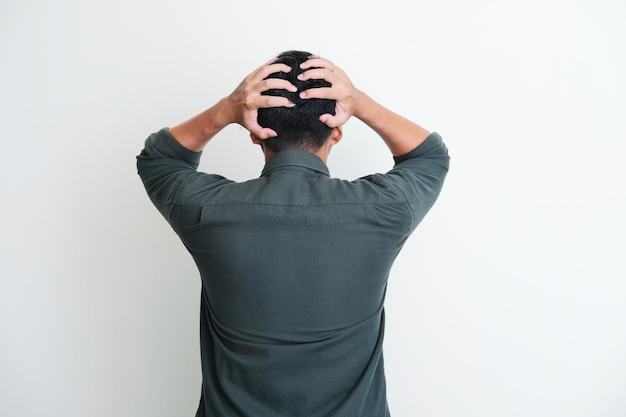 Фото Вид сзади на человека, схватившегося за голову, демонстрирующего стрессовый жест