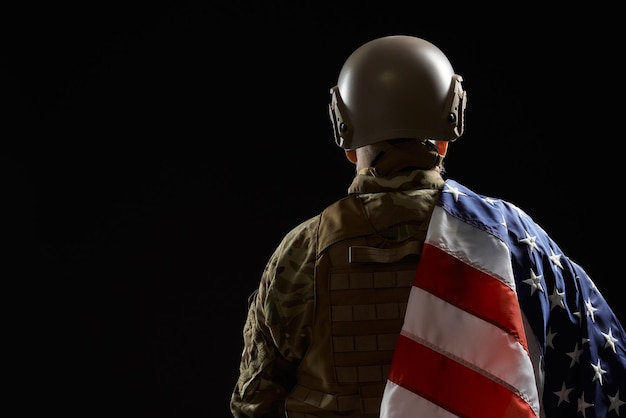 Фото Вид сзади американского ветерана с флагом на плече