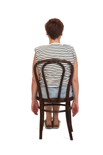 흰색 바탕에 의자에 앉아 있는 중년 여성의 뒷모습