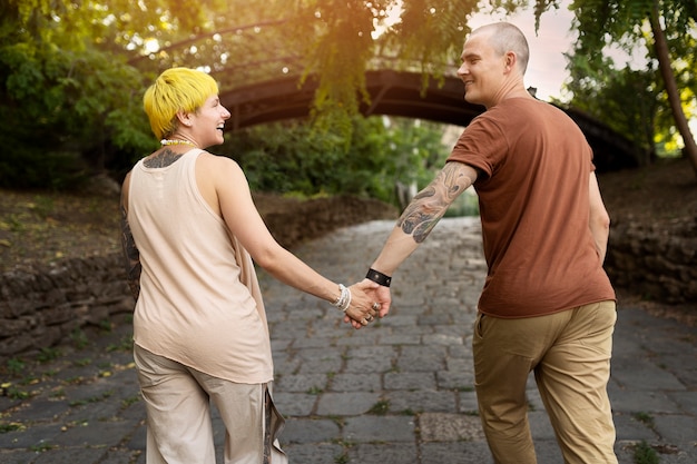 写真 手を繋いでいる後ろ姿の人々