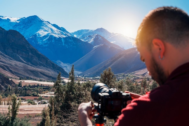 Valle del Elqui 계곡의 파노라마 사진을 찍는 사진 작가의 뒷모습