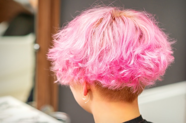 Moda Ragazza Con I Capelli Tinti Di Rosso Brillante In Fiori Lilla E Apple Colore Creativo Rosa Brillante Colorista La Donna Cammina In Un Parco Gode Della Primavera Bellissimi Tatuaggi Sul Corpo