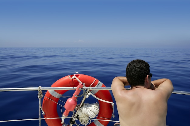 Vista posteriore di vista sul mare dalla barca nel mare