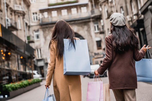 街で買い物に出かける女性の友人の背面図