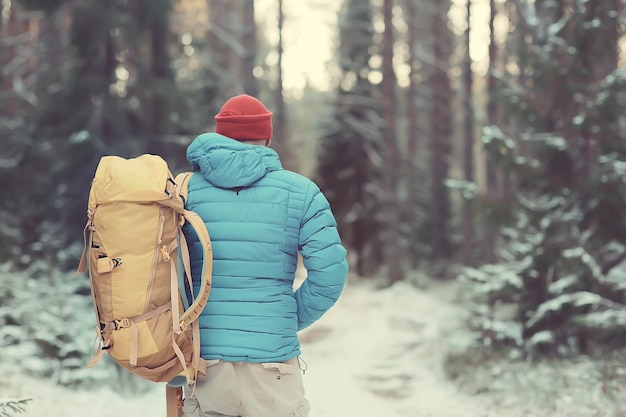 ノルウェーの冬のバックパックハイキングで観光客の背面図/ノルウェーの冬の風景の中でバックパックを運ぶ一人の男。