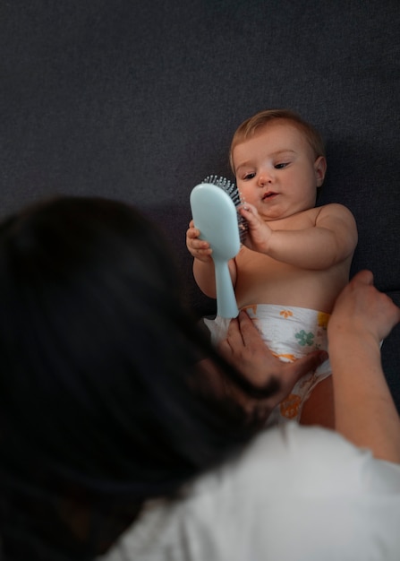 Foto vista posteriore donna che guarda il bambino