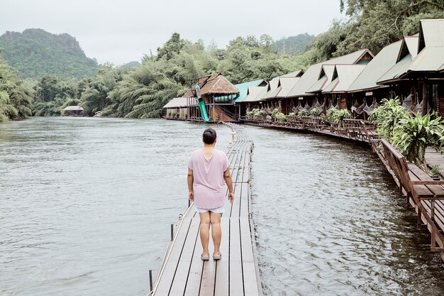 Photo back view woman traveler at the lake