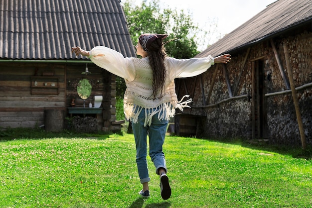 Foto donna di vista posteriore che cammina nella natura