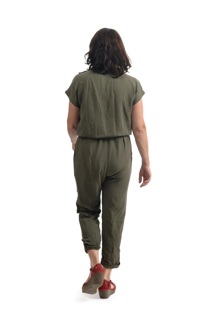 Photo back view of a woman walking on white background