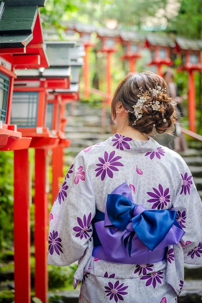 日本のユカタの夏のキモノを着た女性の後ろの景色 キフネ神殿の階段のゲート 京都 日本