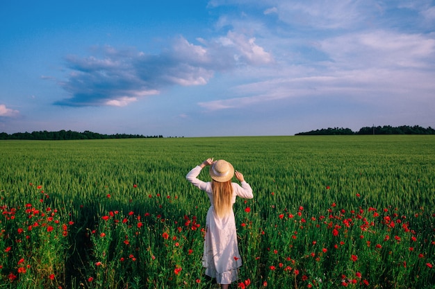 흰 드레스와 보트에 용 여자의 다시보기. 여자를 찾고