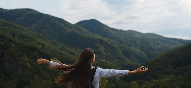 숲 산에 손으로 젊은 여자의 다시보기.