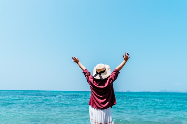 Punto di vista posteriore di giovane donna asiatica musulmana che osserva sopra il mare. futuro e concetto di ricerca.