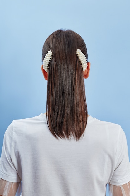 Photo back view of young woman with new hairstyle