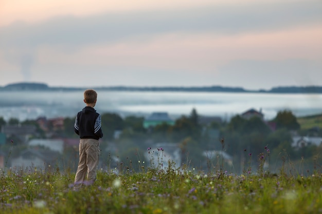 Photo back of young child boy alone