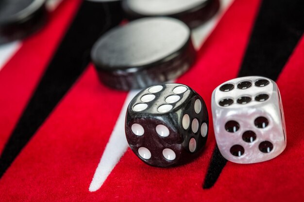 Backgammon rood bord met dobbelstenen