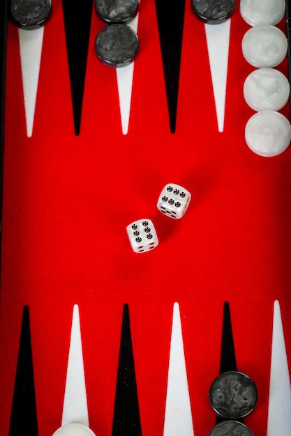 Backgammon rood bord met dobbelstenen