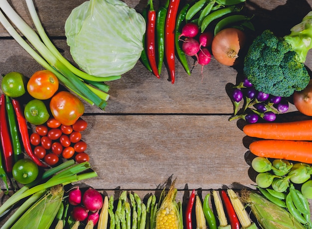 Foto backgroud delle verdure varis gustose e sane dell'alimento fresco sono sulla tavola di legno