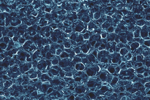 Фон и абстрактная скрученная или запутанная текстура сетки синтетического материала крупным планом синего цвета