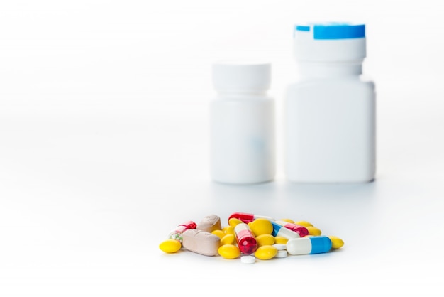 Фон разных фармацевтических капсул и лекарств в разные цвета