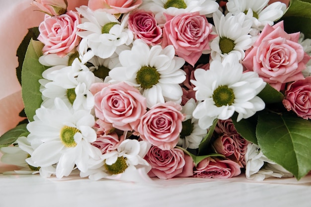 Foto sfondo di bellissimo bouquet di fiori di rosa e crisantemi sfondo per il compleanno delle vacanze matrimonio festa della mamma san valentino festa della donna composizione floreale