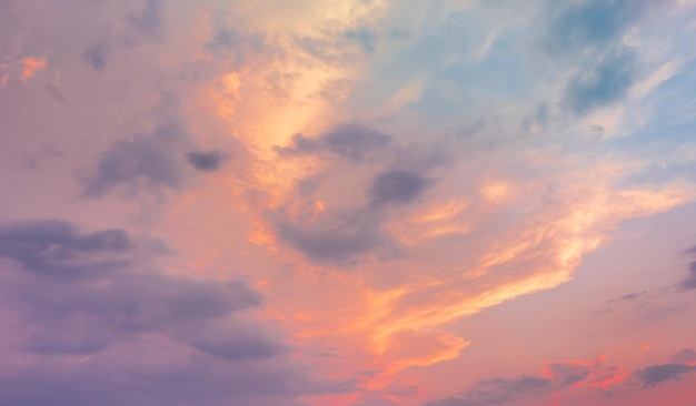 雲と美しい自然の夕日の背景