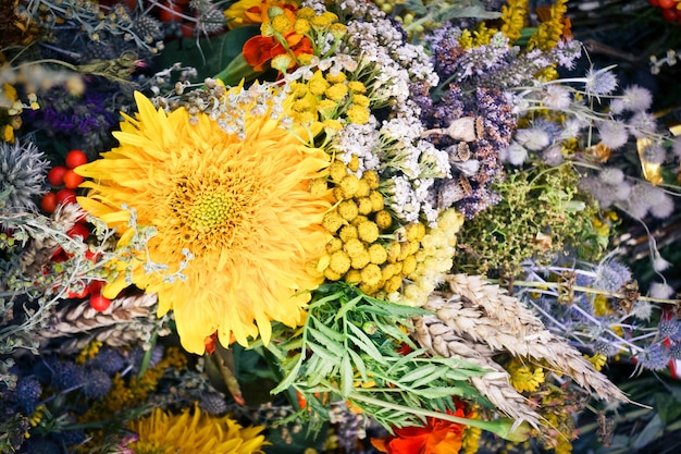 大きな黄色い花と小さな花の背景、フィルター、