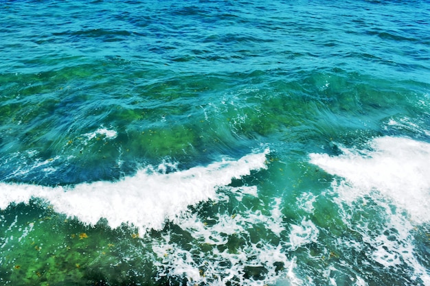 背景、青い澄んだ海の水