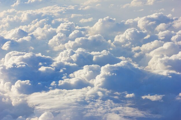 Фон голубое небо с облаком за окном самолета