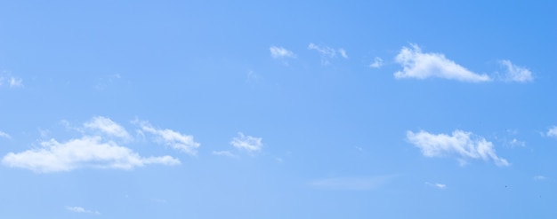 雲と青空の背景