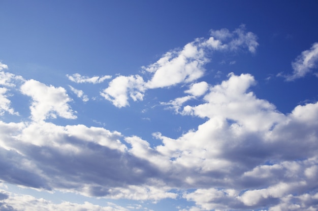 灰色の雲と背景の青い空。