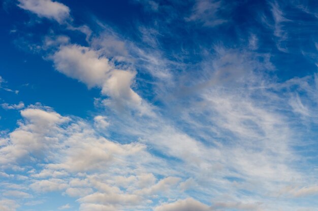 Фон Голубое небо с белыми воздушными кучевыми облаками