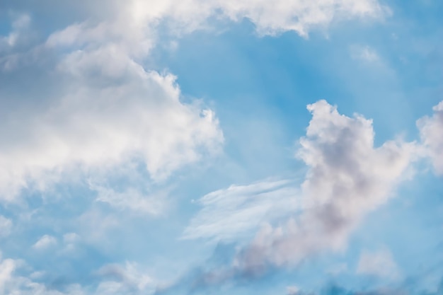 ふわふわ白い雲と青空の背景