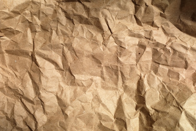 Фон коричневой упаковки мятой бумаги. крупный план