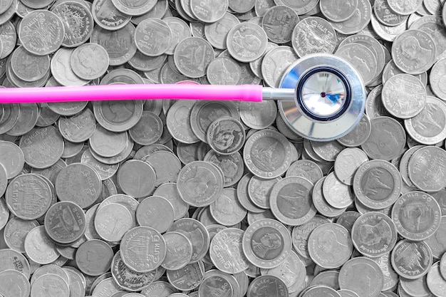 배경 비즈니스 개념 태국 동전, 흰색 배경에 청진 기 건강 금융 돈 동전
