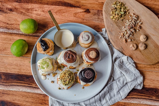 Foto sfondo di panini alla cannella con cioccolato, pistacchio, limone, burro di arachidi e classici.