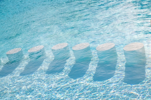 写真 背景プールの澄んだターコイズブルーの水