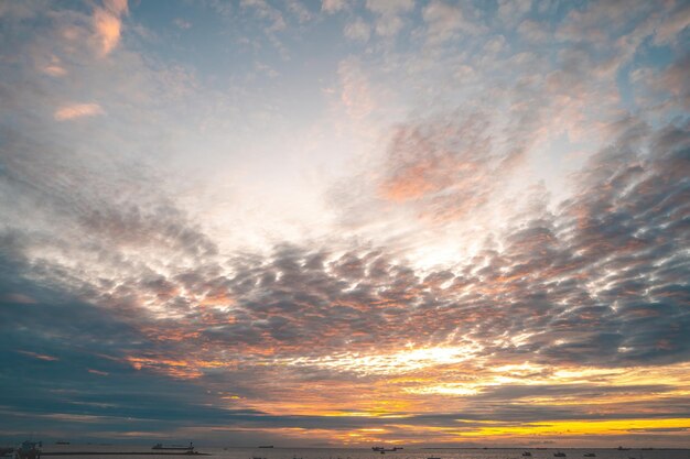 背景雲夏雲夏空雲映画のような自然の空美しく映画のような夕日のテクスチャ背景