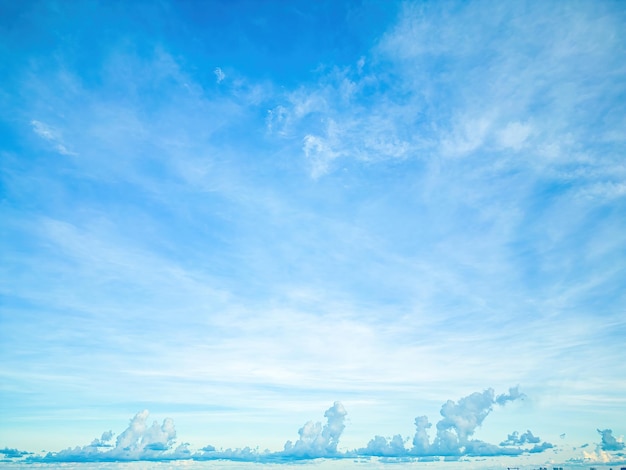 背景雲夏雲夏空雲クリア自然空美しい青と白のテクスチャ背景と太陽光線が輝いています