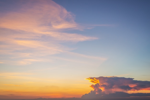 Sfondo di nuvole colorate e cielo