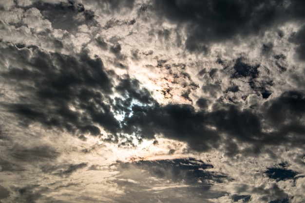 カラフルな背景夕日の小さな、大きな雲と劇的な青い雲。