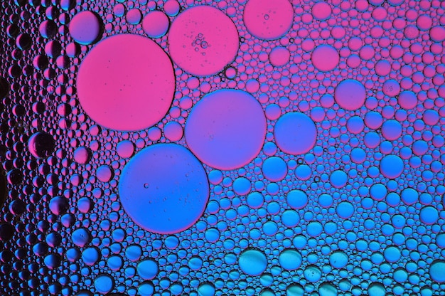 물 표면에 다채로운 기름 방울의 배경 - 추상화