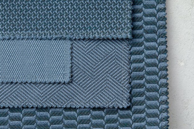 배경은 파란색 톤에 다양한 패턴이 있는 여러 유형의 오래된 색상 타일로 구성됩니다.