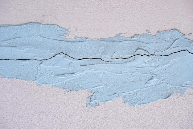 균열이 있는 손상된 시멘트 벽의 배경