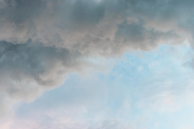 雷雨の前の暗い雲の背景