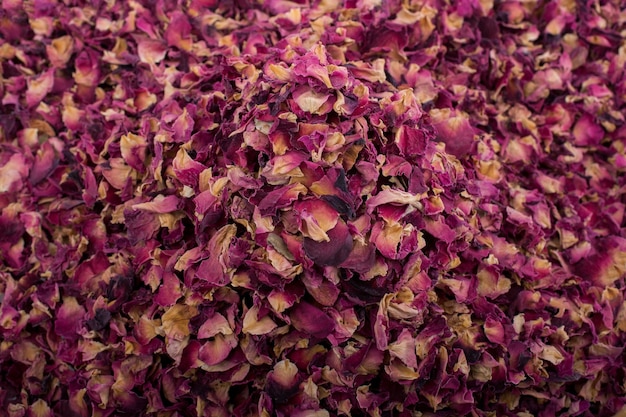 Фон из сушеных лепестков роз в виде травяного чая