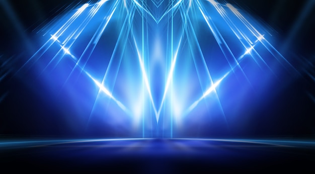 空のステージショーの背景。ネオンライトとレーザーショー。暗い背景にレーザーの未来的な形。青いネオンライト、対称反射