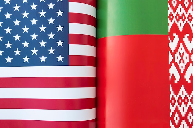 미국과 벨로루시 국기의 배경 두 나라 간의 상호 작용 또는 반작용의 개념 국제 관계 정치 협상 스포츠 경기