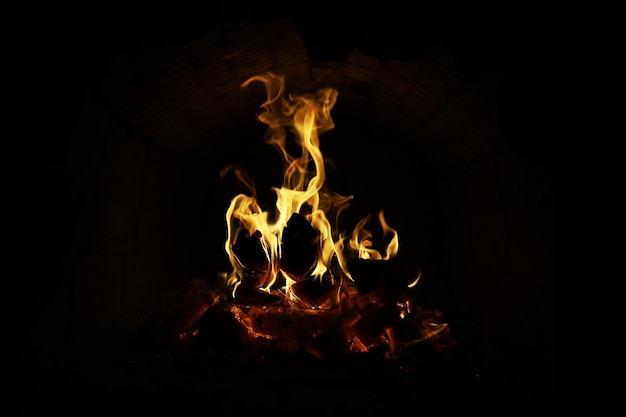 オーブンの炎の背景れんが造りの暖炉の火の舌火のテクスチャ