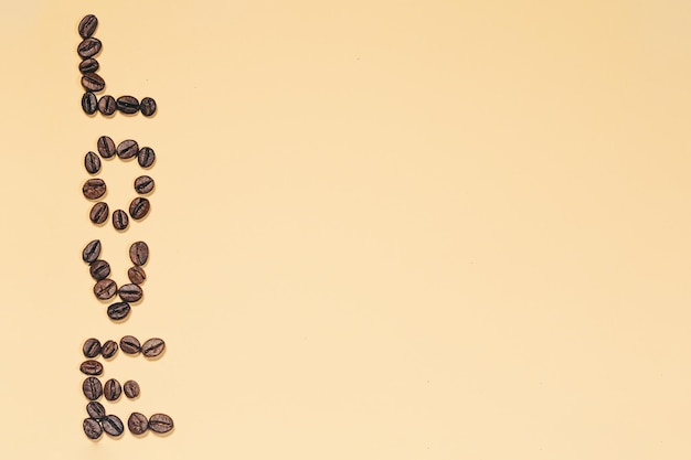 背景、コーヒー豆のフレーム、コーヒー豆のベージュの背景に単語の愛、コーヒー、コピースペース、ベージュの背景